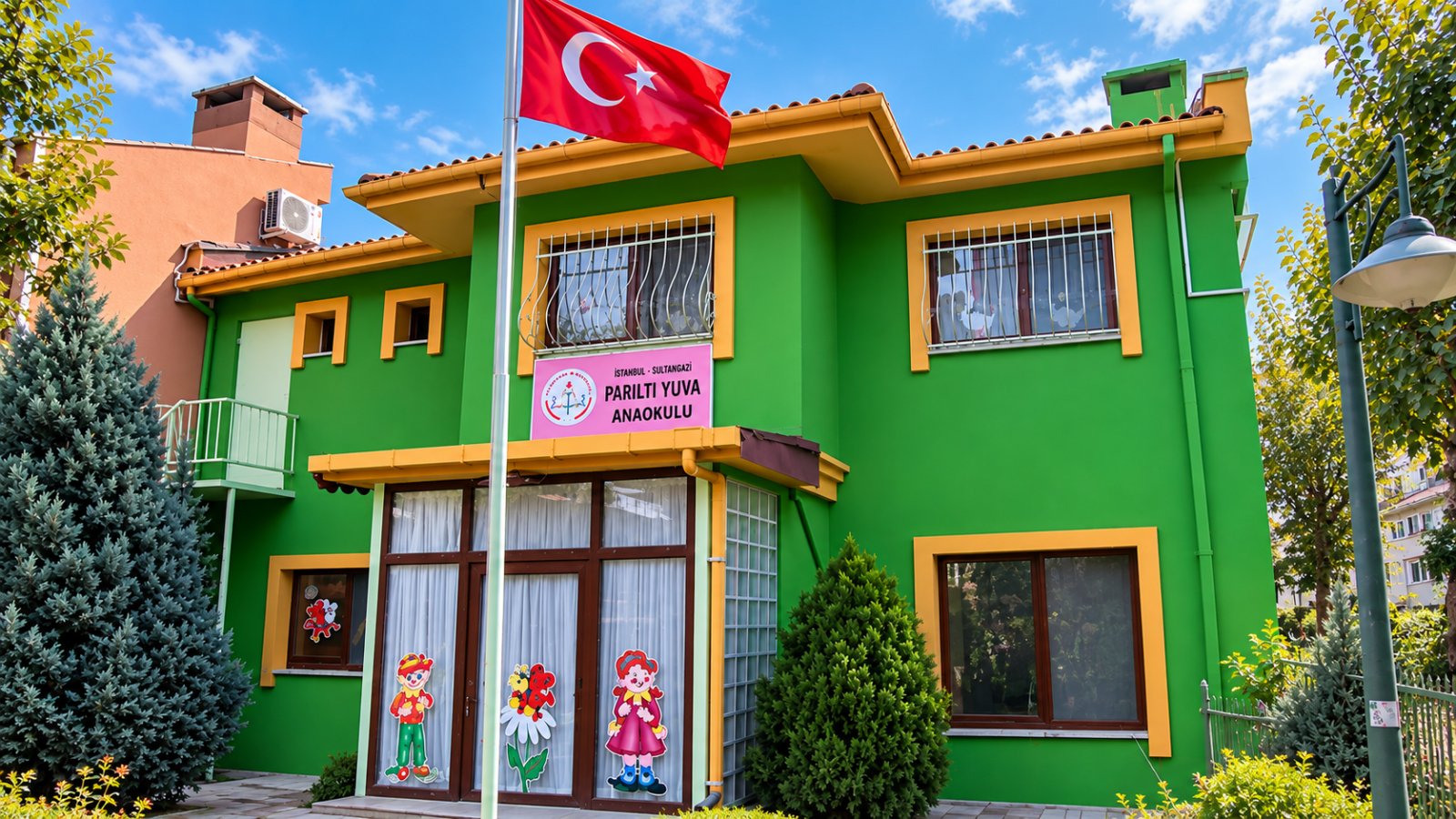 Parıltı Yuva anaokulu bahçesinde oynayan çocuklar