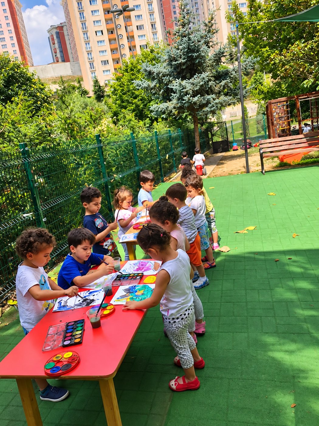Bahçede resim atölyesi